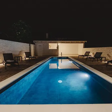 Nola Vila *