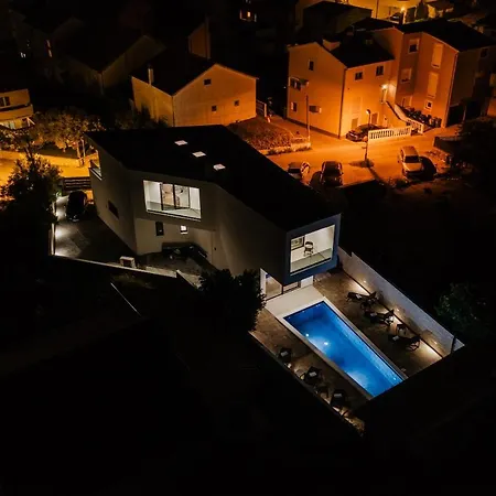 Nola Vila *